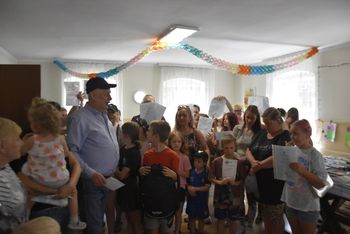 Wałbrzych. Na Białym Kamieniu rozdano wyprawki szkolne. Setki zeszytów, piórników, przybory szkolne, plecaki