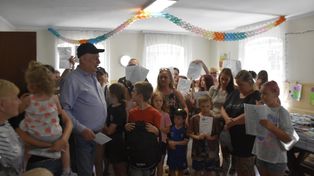 Wałbrzych. Na Białym Kamieniu rozdano wyprawki szkolne. Setki zeszytów, piórników, przybory szkolne, plecaki