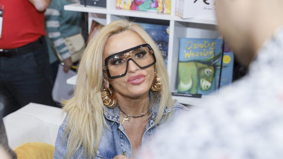 "Pisarka" Dagmara Kaźmierska stroi miny na Targach Książki w Krakowie