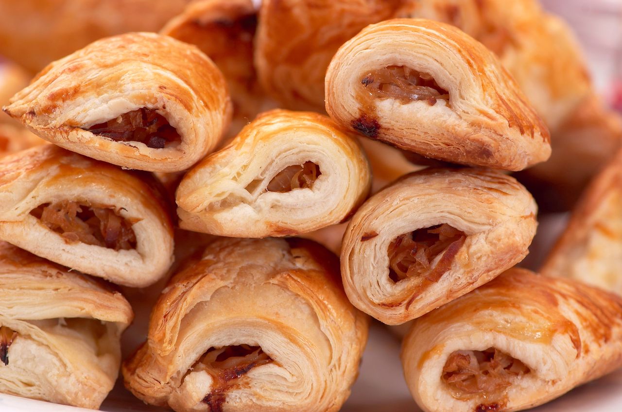 Chrupiące paszteciki w cieście francuskim. Jeden błąd może sprawić, że nie wyrosną