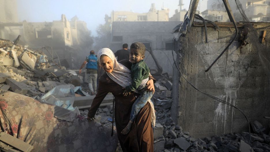 Wojna izraelsko-palesty?ska
People flee following Israeli air strikes on a neighbourhood in the al-Maghazi refugee camp in the central Gaza Strip on November 6, 2023, amid ongoing battles between Israel and the Palestinian Hamas movement. Thousands of civilians, both Palestinians and Israelis, have died since October 7, 2023, after Palestinian Hamas militants based in the Gaza Strip entered southern Israel in an unprecedented attack triggering a war declared by Israel on Hamas with retaliatory bombings on Gaza. (Photo by Yasser QUDIH / AFP)
YASSER QUDIH