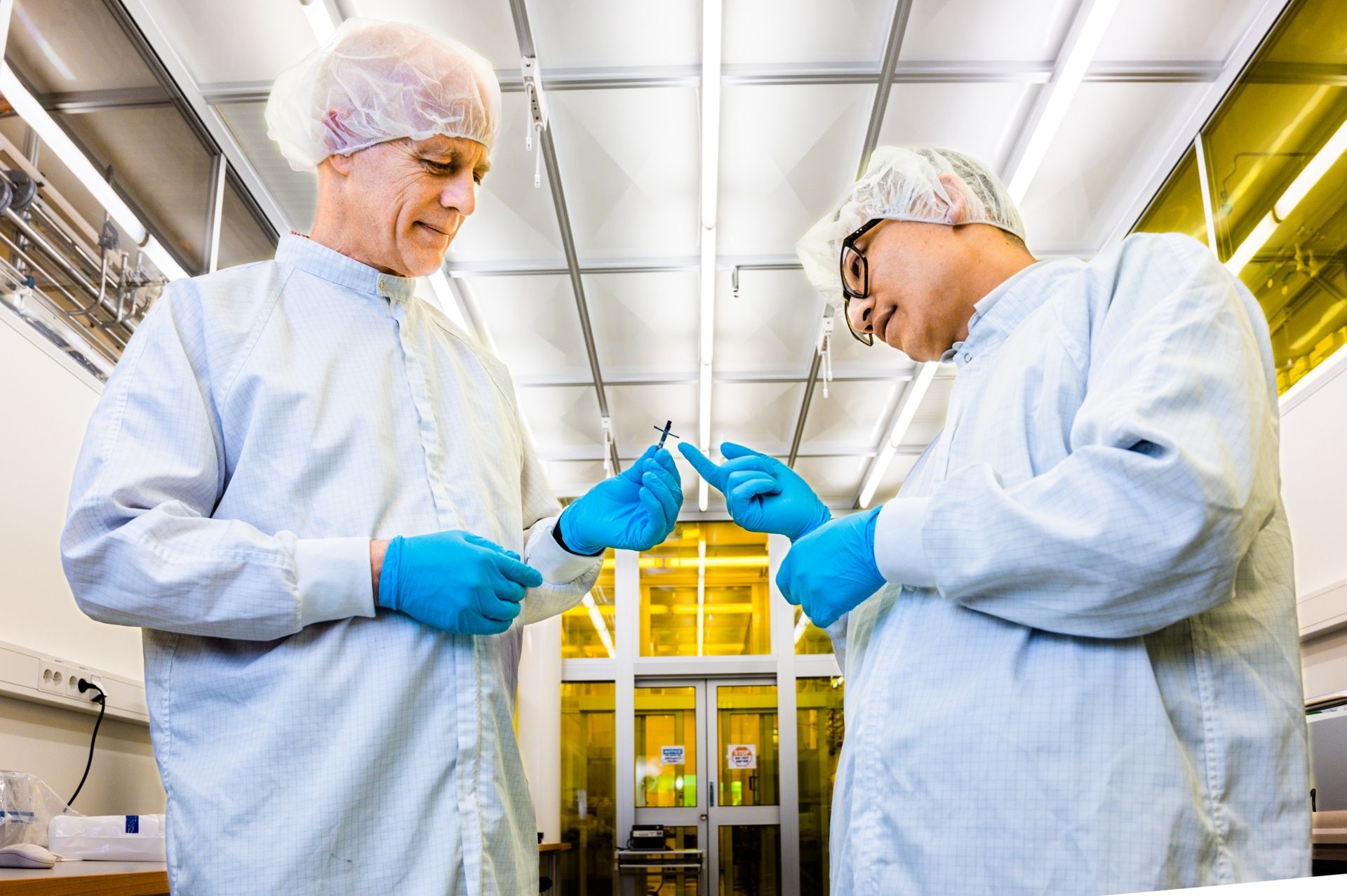 Drewniany tranzystor w rękach naukowców.