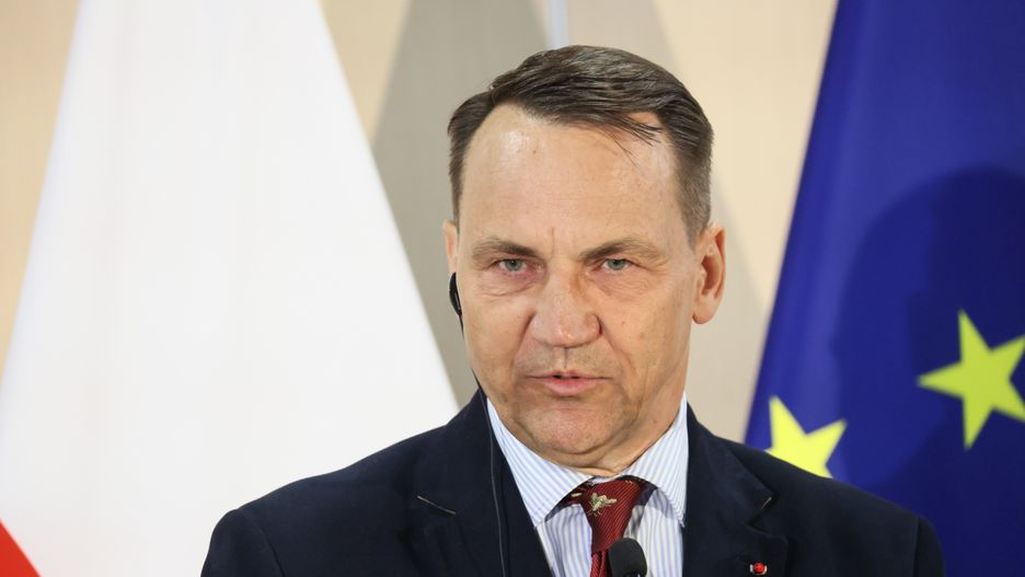 Paryż, Francja, 06.01.2025. Minister spraw zagranicznych RP Radosław Sikorski podczas wspólnej konferencji prasowej z ministrem Europy i spraw zagranicznych Francji Jeanem-Noelem Barrotem w Paryżu, 6 bm. Radosław Sikorski jest gościem honorowym Narady Ambasadorów Francji. (mr) PAP/Leszek Szymański ***Do tego materiału zdjęciowego dostępna jest również depesza w systemie CSI, pt.: Minister Sikorski będzie gościem honorowym narady ambasadorów w Paryżu***