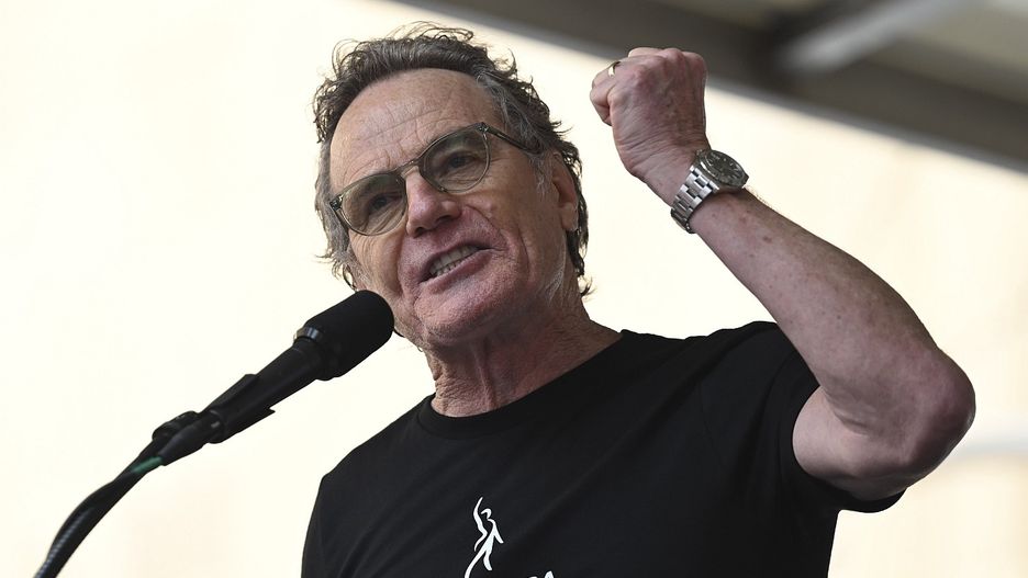 Aktor Bryan Cranston ("Breaking Bad") podczas pikiety związanej ze strajkiem na Times Square w Nowym Jorku w lipcu b.r.
