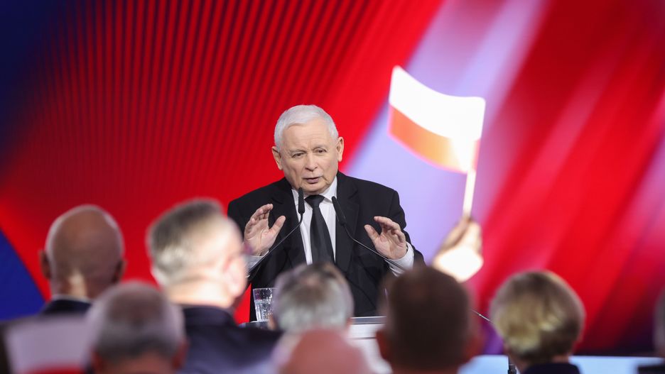 Warszawa, 27.04.2024. Kampania wyborcza do Parlamentu Europejskiego. Prezes PiS Jarosław Kaczyński przemawia na zakończenie konwencji w centrum wystawowym EXPO XXI w Warszawie, 27 bm. Prawo i Sprawiedliwość podczas konwencji pod hasłem "Wolni Polacy wobec zmian traktatowych Unii Europejskiej� zainaugurowali kampanię wyborczą do Parlamentu Europejskiego. (mr) PAP/Rafał Guz