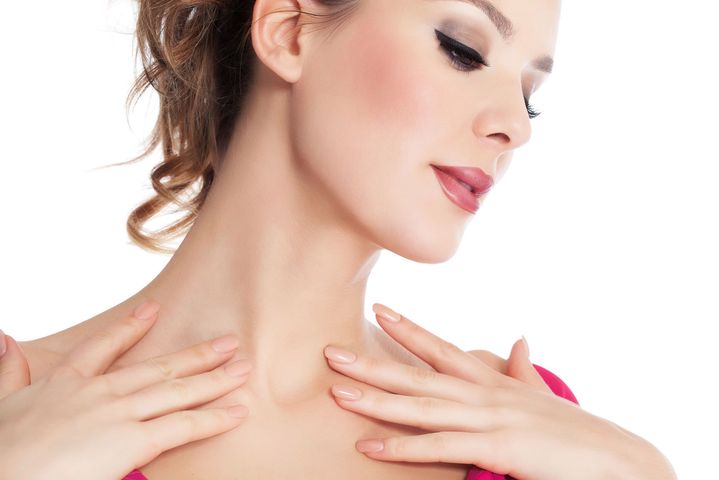Upływ czasu i tracenie elastyczności skóry są głównymi powodami zmarszczek na szyi