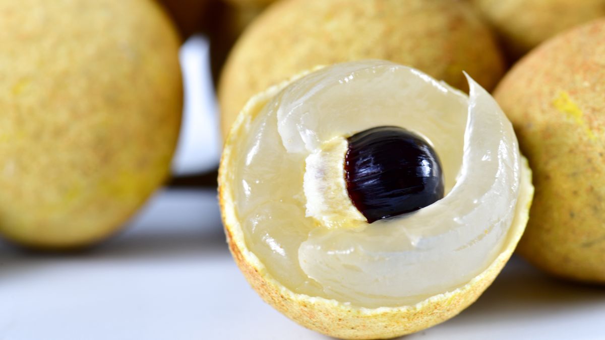 Egzotyczny owoc, który po otworzeniu  wygląda jak smocze oko