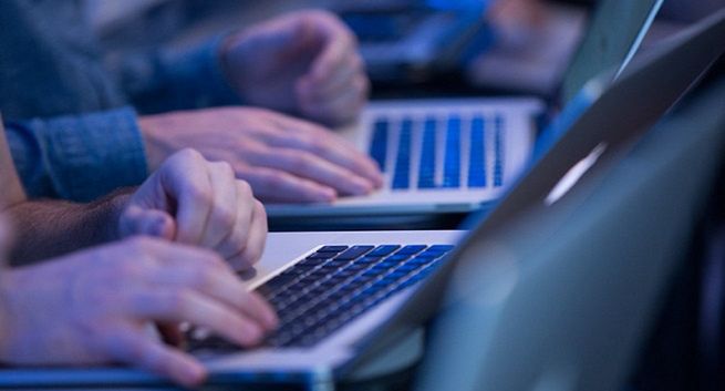 Cyberataki i dezinformacja staną się codziennością w Ukrainie? "Dla autorów fake newsów to idealny czas na działanie"