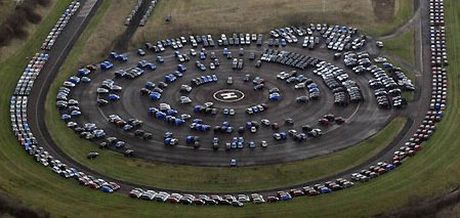 Znak naszych czasów - Nissan zapełnia tor testowy!