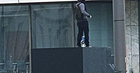 Wszedł na pomnik smoleński. Policja przeszukała mieszkanie mężczyzny