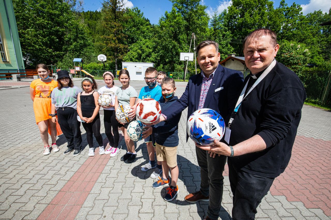 Śląskie. Ksiądz w Szczyrku wymyślił swoje Euro. Rozda piłki podczas nabożeństw