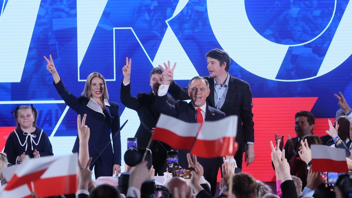 Warszawa, 01.06.2025. Wybory prezydenta RP - II tura. Kandydat Komitetu Obywatelskiego, popierany przez PiS prezes IPN Karol Nawrocki (2P) z żoną Martą (2L), córką Kasią (L) oraz synami Antonim (C) i Danielem (P) w swoim sztabie wyborczym, 1 bm. w Warszawie. Zakończyło się głosowanie w II turze wyborów prezydenta RP. (mr) PAP/Leszek Szymański