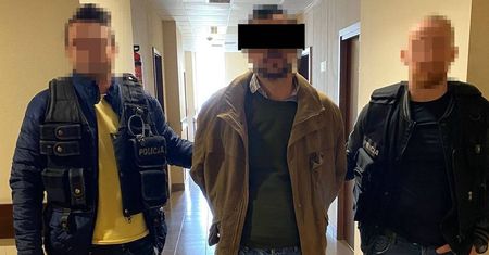 Kierowca „taksówki” na aplikację dotykał i całował pasażerkę. Obywatel Gruzji zatrzymany przez policję