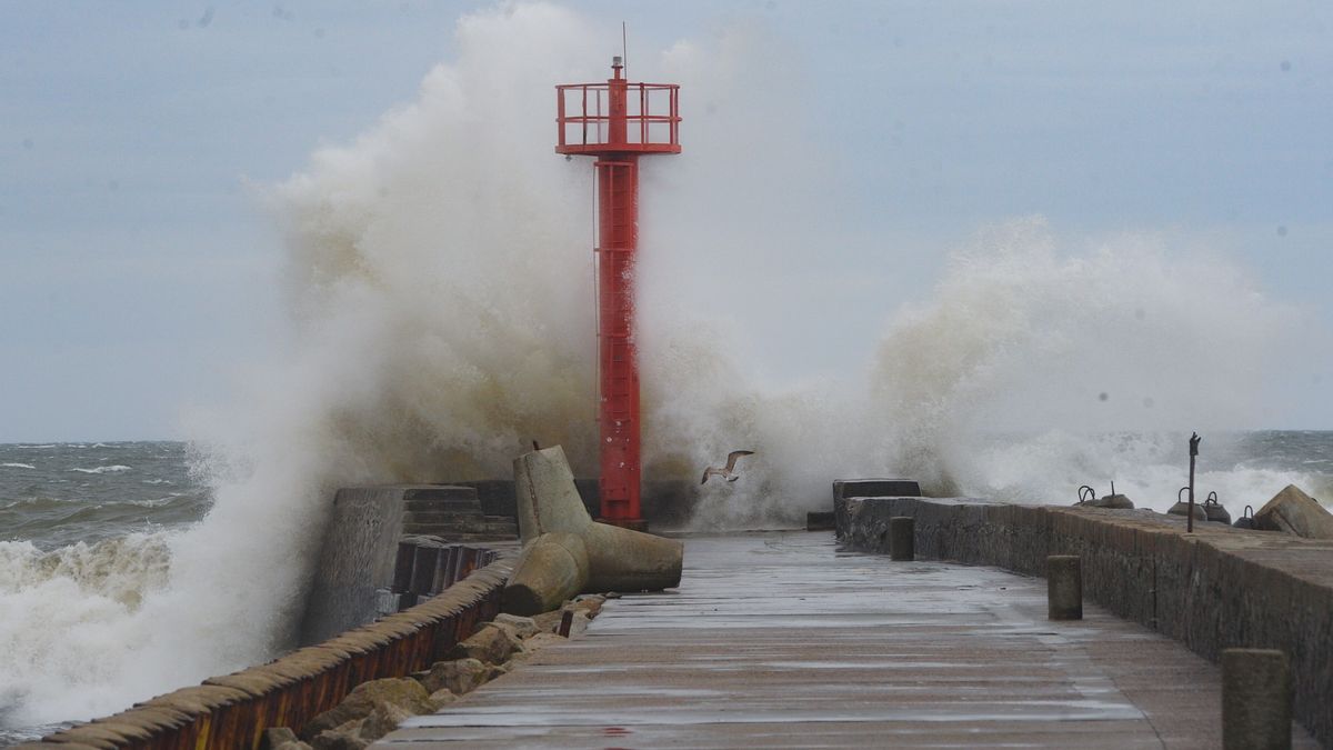Darłowo, 16.12.2024. Sztorm w porcie w Darłowie, 16 bm. Instytut Meteorologii i Gospodarki Wodnej wydał ostrzeżenia I i II stopnia przed silnym wiatrem dla północy kraju. (ad) PAP/Piotr Kowala