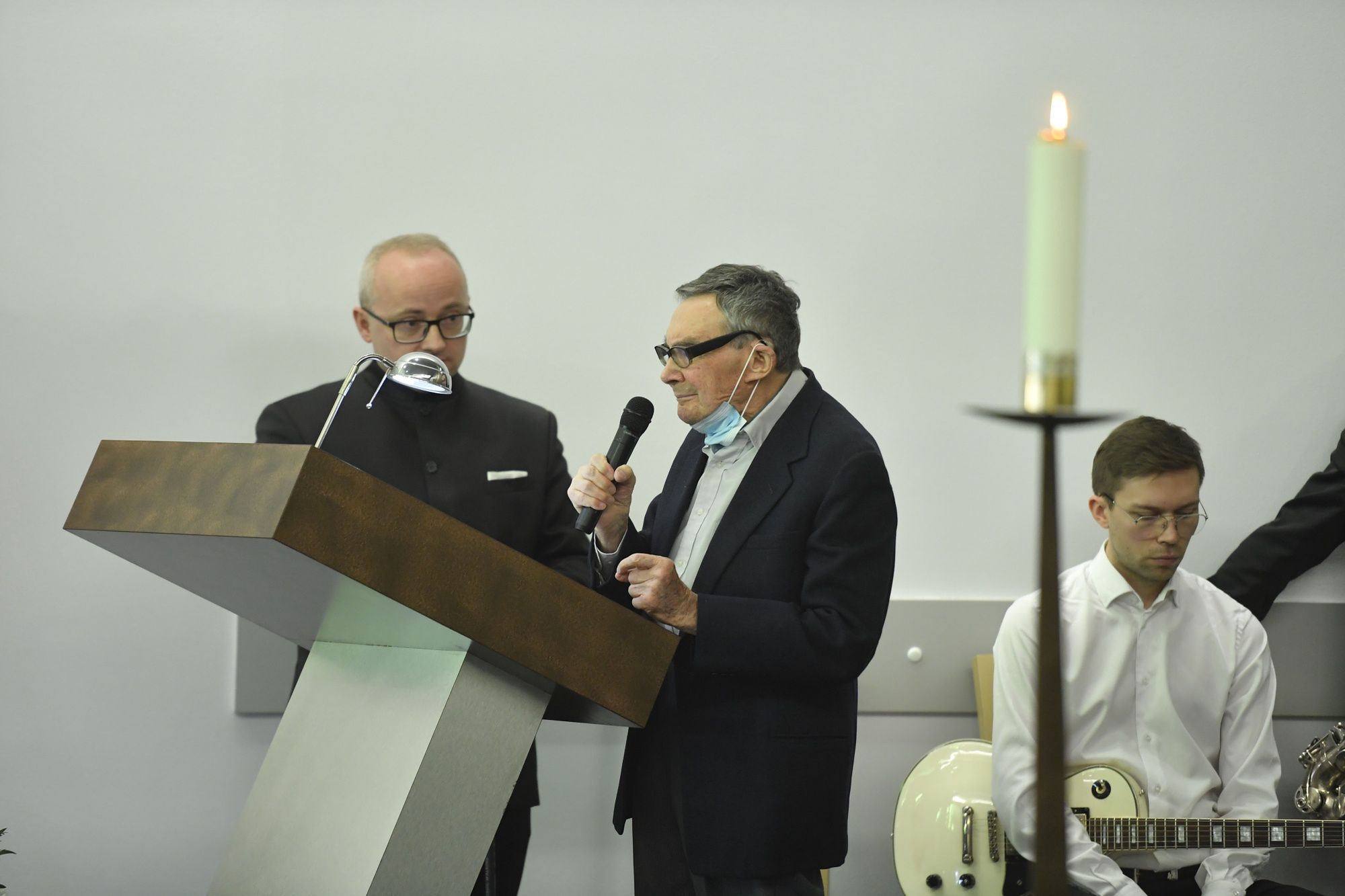 Marian Turski podczas pogrzebu Daniela Passenta