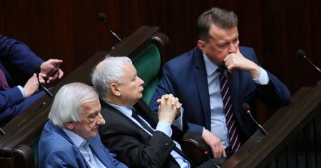 Wcześniejsze wybory jeszcze przed wakacjami? Siemoniak zdziwiony doniesieniami
