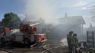 Ogień pochłonął stodołę i poddasze domu. Dramat strażaka z OSP w Róży Wielkiej