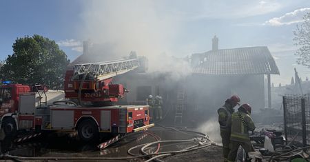 Ogień pochłonął stodołę i poddasze domu. Dramat strażaka z OSP w Róży Wielkiej