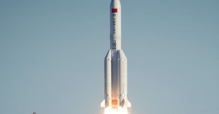 Chińska rakieta Long March 5B w niekontrolowany sposób uderzyła w Ziemię
