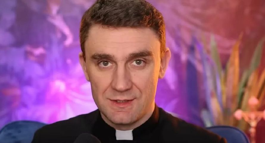 Ksiądz zniknął z największego kanału z modlitwami w Polsce. Kara za zachowanie wobec kobiety