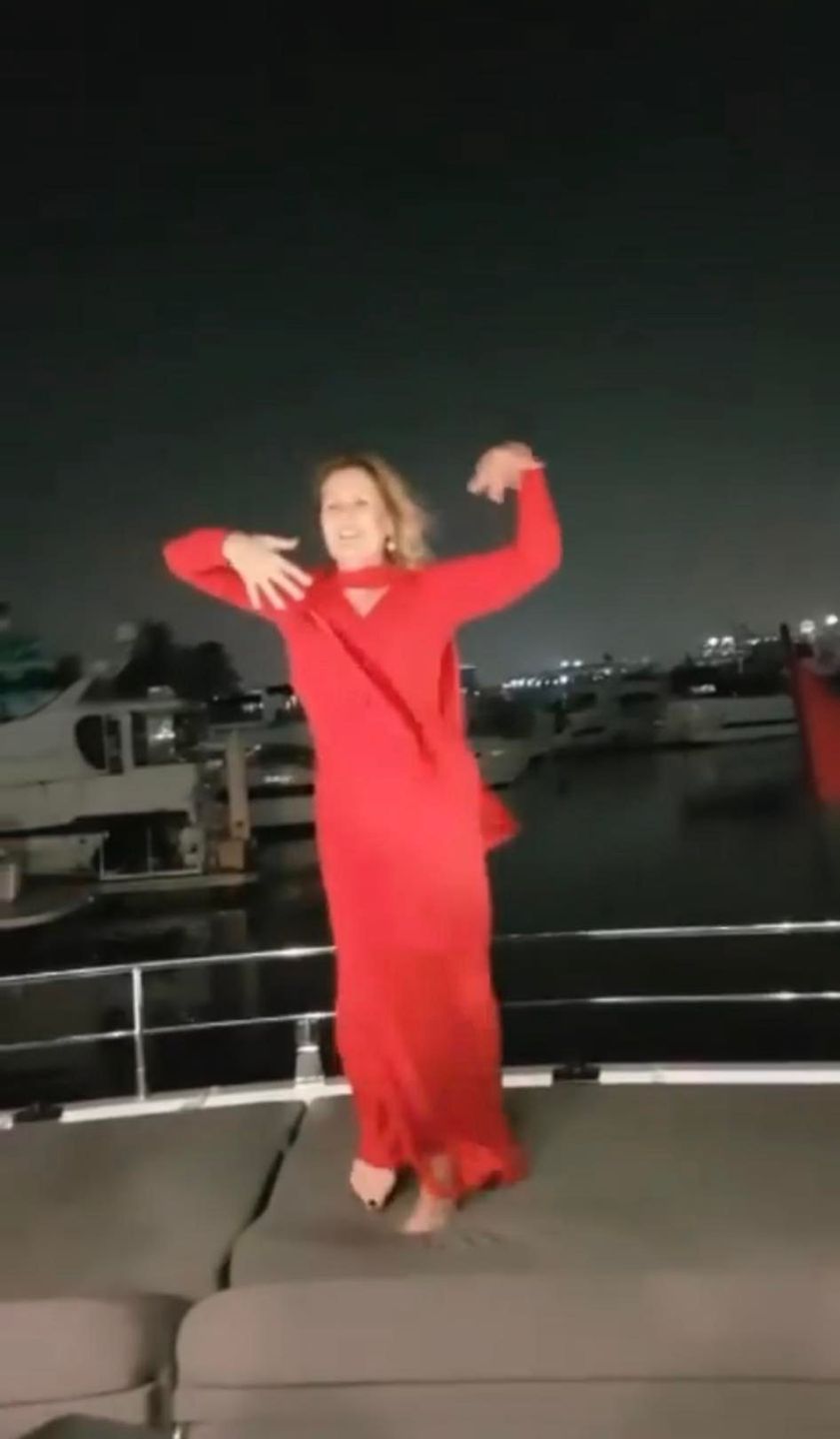 Grażyna Szapołowska tańcuje boso na jachcie w Dubaju