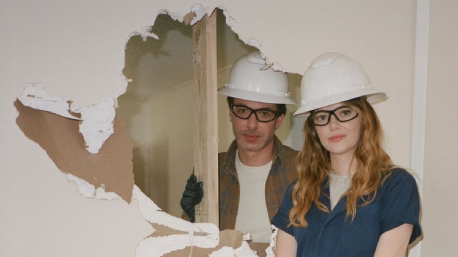 Emma Stone i Nathan Fielder to bohaterowie osobliwego serialu komediowego "The Curse"