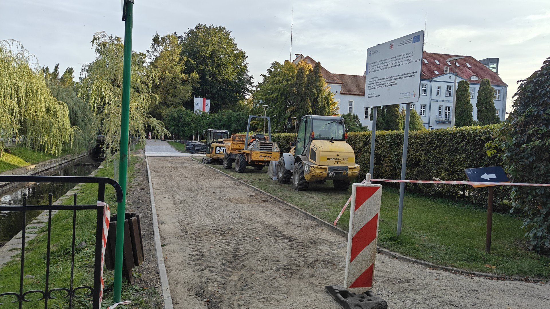 Trwa remont alejek w szczecineckim parku miejskim