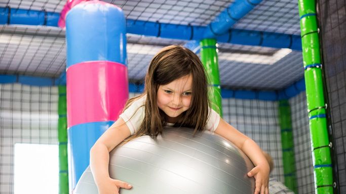 Uczniowie z okazji Dnia Dziecka często wybierają się na wycieczkę np. do sali zabaw