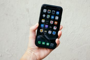 Jak zwolnić miejsce w telefonie? Poradnik na Androida i iOS-a