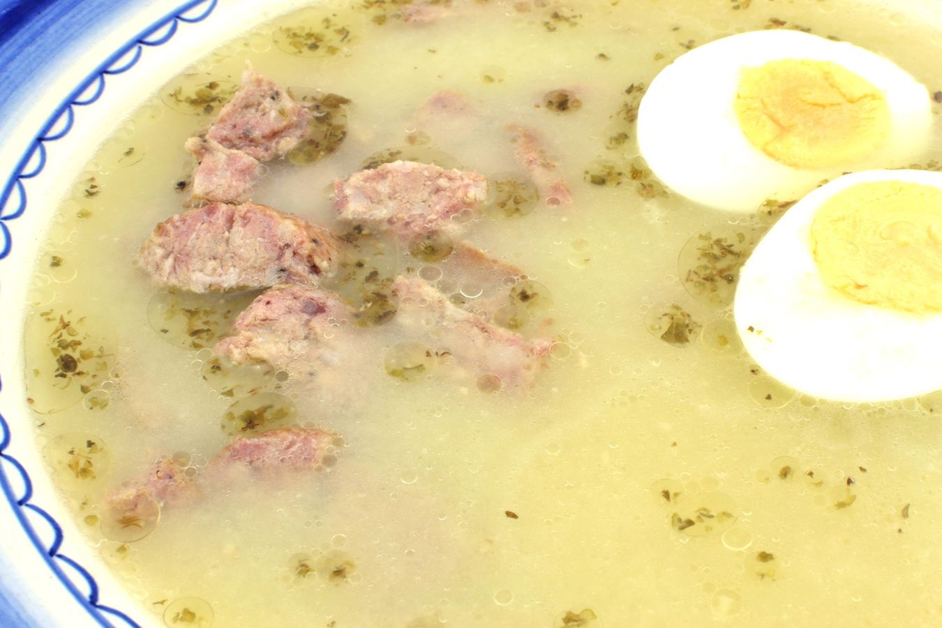 Babcia co roku robi żurek benedyktyński. Przepis prosty, ale dodatek, który kruszy do talerza jest nietypowy