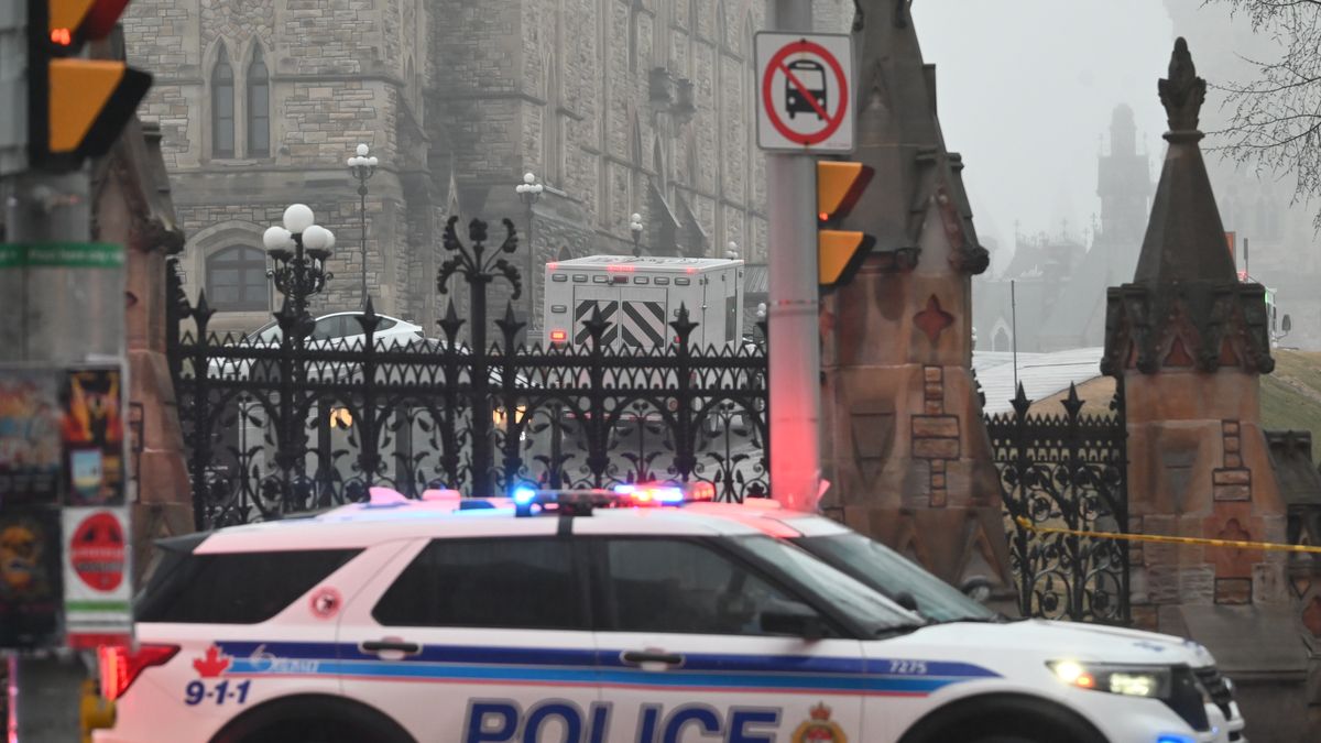 OTTAWA, CANADA - APRIL 5 - Parliament Hill in Ottawa, Canada, was placed on lockdown on Saturday, April 5, 2025, following a barricade situation involving an individual near East Block. Police are actively engaging with the person, and East Block has been evacuated. As of now, no injuries have been reported. The incident, which began shortly before 3 p.m., has led to road closures on Wellington Street between Bank Street and Sussex Drive. Authorities continue to monitor the situation. (Photo by Kyle Mazza/Anadolu via Getty Images)