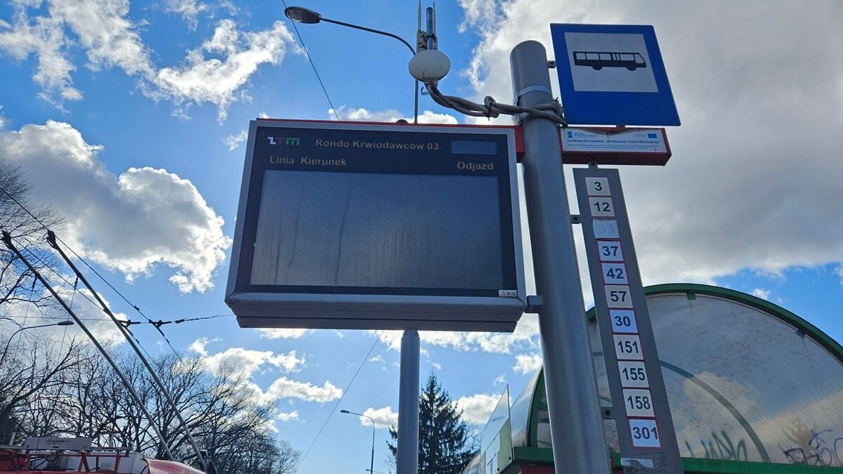 Awaria wyświetlacza z rozkładem jazdy na przystanku Rondo Krwiodawców 03