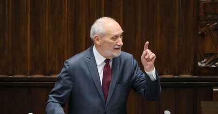 Czarne chmury nad Macierewiczem. Generał zapowiada "nowe materiały"