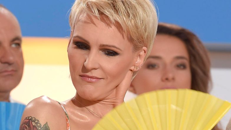 Agnieszka Chylińska eksponuje długie nogi w krótkiej, lateksowej sukience