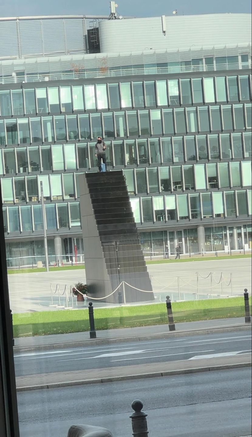 Akcja służb w Warszawie. Mężczyzna grozi wysadzeniem się