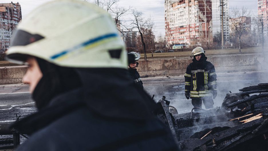 Russian Troops Close In On Ukrainian Capital - KievA firefighter looks at a burnt-out Ukrainian army military vehicle, February 25, 2022, in Kiev, Ukraine. Russian soldiers have entered Kiev to carry out fighting at several points in the country. Russia has called for Ukraine to lay down its arms, while Ukraine's president offers to negotiate to stop the war. Ukraine has been under attack by Russia since the early hours of February 24. So far, the attacks have claimed the lives of 137 people and 316 wounded on the Ukrainian side at the end of the first day since the Russian invasion. Photo by Diego Herrera/Europa Press/ABACAPRESS.COM Dostawca: PAP/AbacaEuropa Press/ABACAAir Strike, Bombing, Russia Ukraine Crisis, Russia-Ukraine Crisis, Russia-Ukraine War, Ukraine Russia Crisis, Ukraine Russia War, Ukraine-Russia Crisis, agresja, inwazja, Kijów, Ukraina, wojna