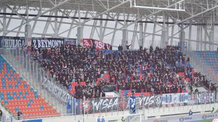 Opole: Itaka Arena wypełniona po brzegi. Sektor gości z kibicami Wisły Kraków również