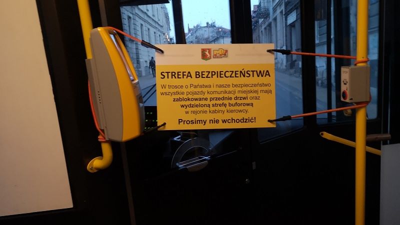 Strefa buforowa w autobusie komunikacji miejskiej