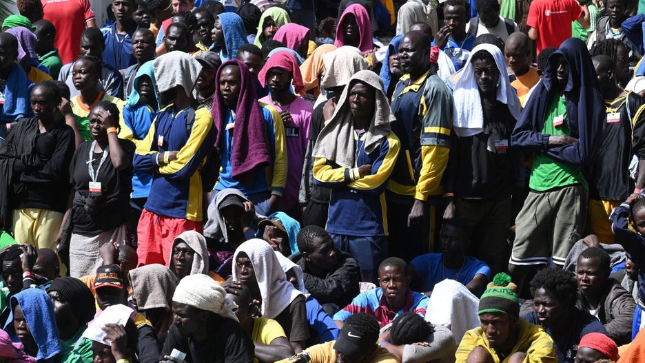 Wrzesień 2023 roku. W ciągu kilku dni na włoskiej wyspie Lampedusa wylądowało kilka tysięcy migrantów z Afryki