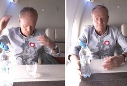 Tusk oblał się wodą w samolocie. Opublikowano nagranie