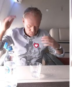 Tusk oblał się wodą w samolocie. Opublikowano nagranie