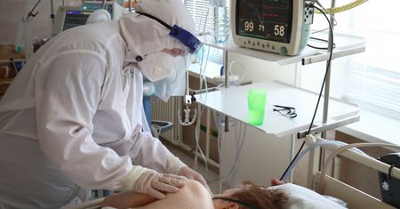 Nowe dane ws. koronawirusa. Tyle zaszczepionych osób zmarło