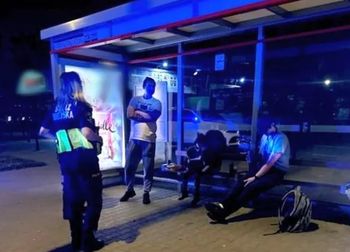 Warszawa: 5-latka zasypiała na ławce. Ojciec pił alkohol z kolegą