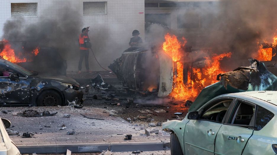 Atak rakietowy ze Strefy Gazy
People try to extinguish fire on cars following a rocket attack from the Gaza Strip in Ashkelon, southern Israel, on October 7, 2023. Palestinian militant group Hamas has launched a "war" against Israel, Defence Minister Yoav Gallant said, after barrages of rockets were fired from the Gaza Strip into Israeli territory on October 7. (Photo by AHMAD GHARABLI / AFP)
AHMAD GHARABLI