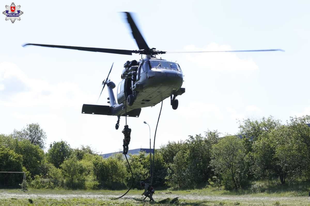Policyjny śmigłowiec Black Hawk nad Lublinem