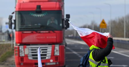 Ostra reakcja wicepremiera Ukrainy. "Protestujący i policja zatrzymują autobusy"