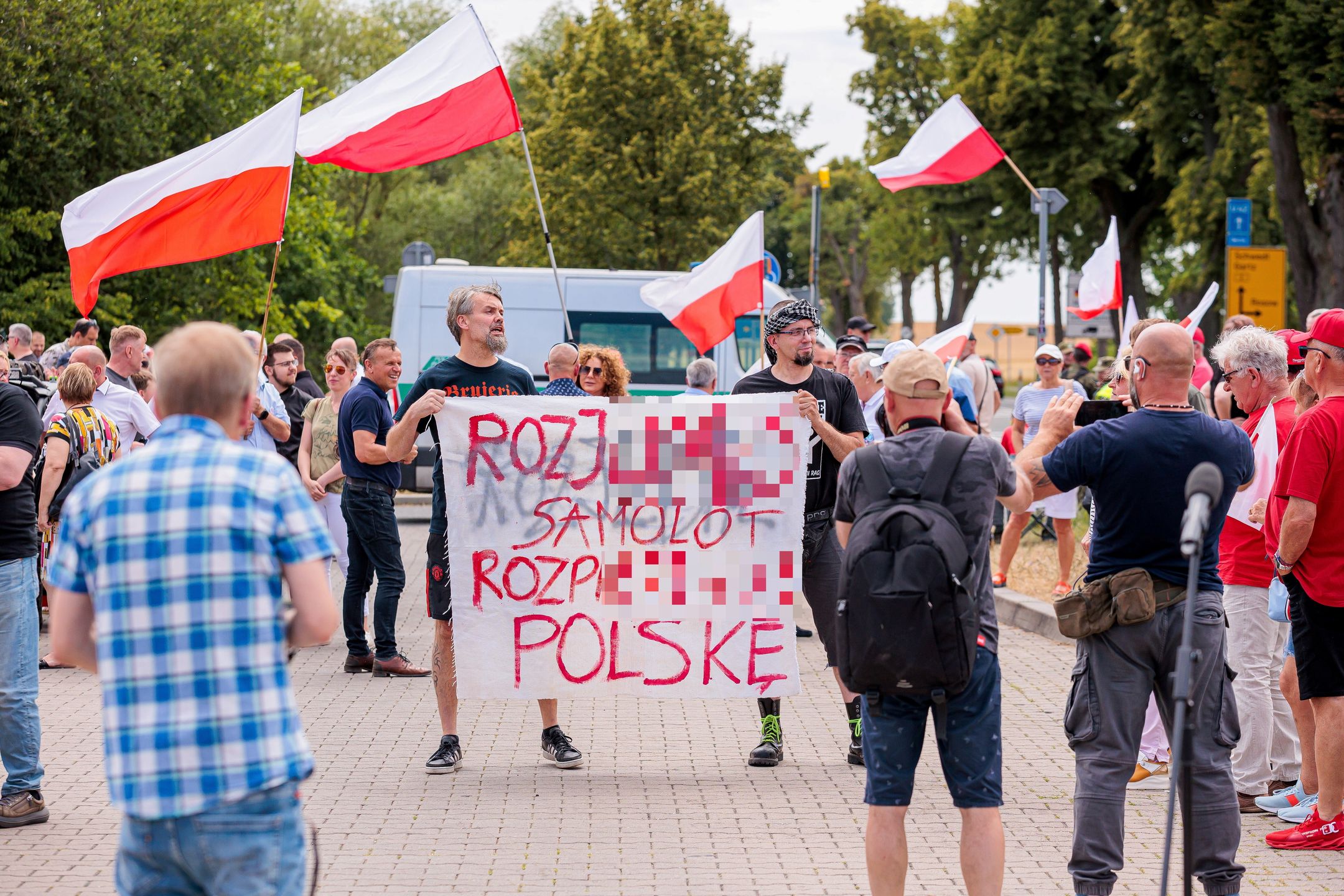 Doszło do przepychanek pomiędzy zwolennikami i przeciwnikami PiS w trakcie konferencji prasowej prezesa ugrupowania Jarosława Kaczyńskiego na polsko-niemieckim przejściu granicznym Rosówek-Rosow