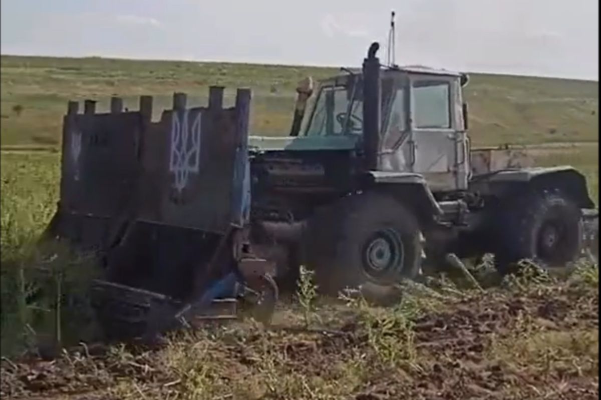 Ukraińcy pokazali, jak uprawiają ziemię za pomocą przerobionego traktora