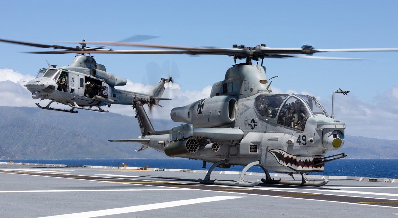 UH-1Y i AH-1Z na australijskim śmigłowcowcu HMAS Canberra (L02).