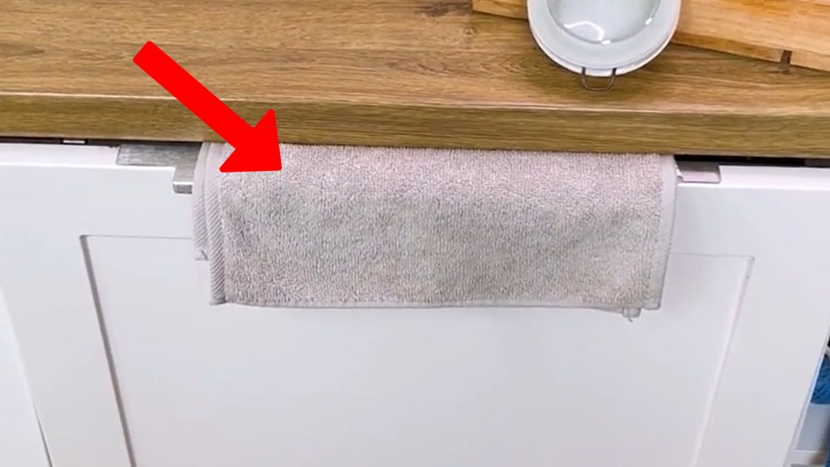 Suche naczynia po wyjęciu ze zmywarki. Zrób to z ręcznikiem